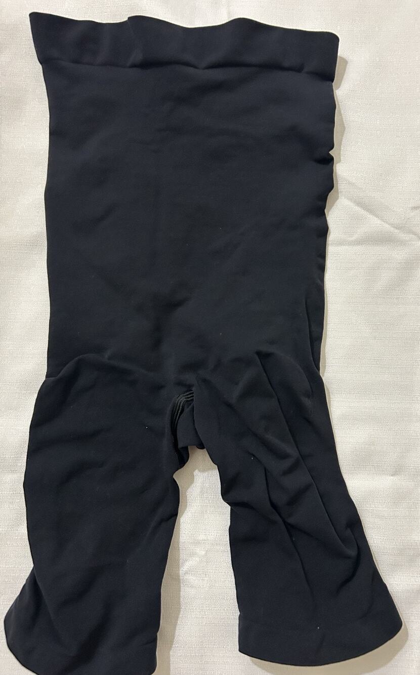 NWOT-Women's Skims Seamless Sculpt Mid-Thigh Shorts-Black Size Small